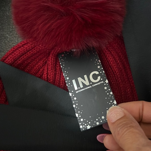 🎄Firm Price🎄IN.C.
INTERNATIONAL CONCEPTS
Beanie Hat & Gloves Set RED NEW - Picture 3 of 11